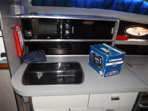 Bayliner 2950 Avanti - Galley