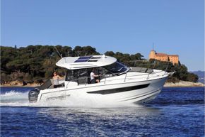 Jeanneau Merry Fisher 895 Offshore - cruising on the water