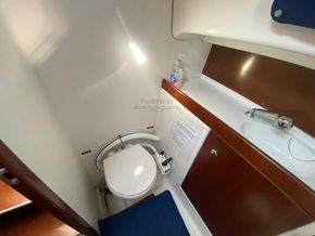 Beneteau Antares 760  - Heads