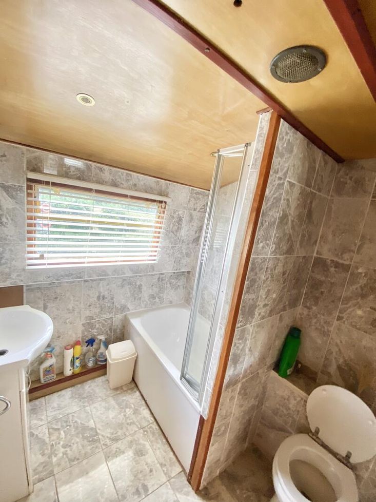 57ft x 10ft Wide Beam houseboat