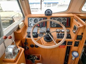 Seaward 29 Twin diesel engines - Helm