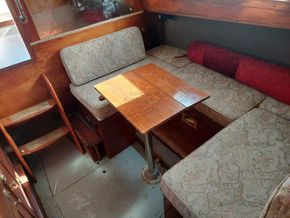 Island Plastics IP 24  - Saloon Table