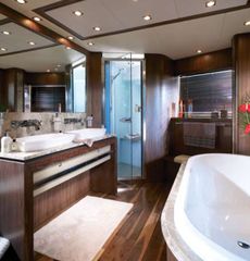 34 Metre Yacht - Owner’s stateroom en suite