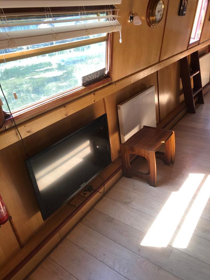 57ft x 10ft Wide Beam houseboat