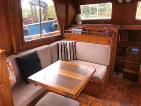 Saloon seating (starboard)