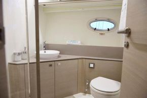 Ensuite heads to forward cabin