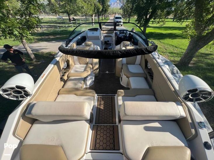 2017 Scarab 255 platinum