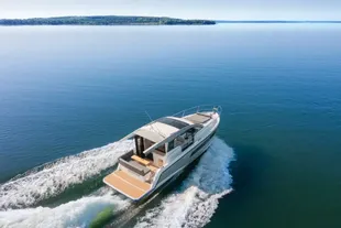 2027 Sealine C335