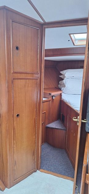 Bow cabin entrance