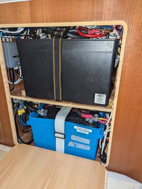 Engine batt + 1x leisure batt