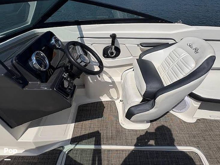 2018 Sea Ray 210 spx