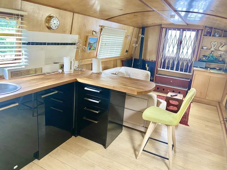 57ft x 10ft Wide Beam houseboat