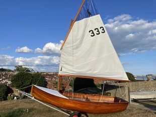 Scow sailing dinghy, wooden clinker