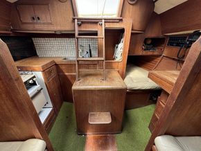 She 33  - Companionway