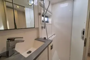 Modern bathroom in a 2020 Leopard 45 yacht, featuring sleek fixtures and mirrored cabinets.