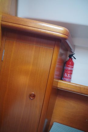 Fire extinguisher Fwd Cabin