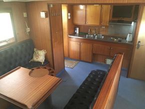 Saloon connected to the galley, heated and ventilated