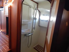 Helmsman Trawlers 31 Sedan  - Shower
