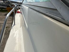 Sea Ray 270 Sundancer Sports Cruiser - Side Deck
