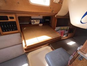 Parker 275 Lifting Keel - Navigation Station