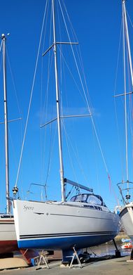 Jeanneau Sun Odyssey 33i lifting keel.