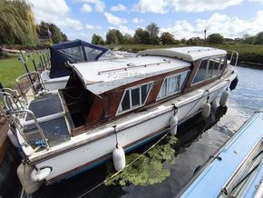 Classic Motor Cruiser  Centre Cockpit - Exterior