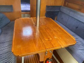 Moody 31 MkII  - Saloon Table