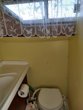 Aft toilet compartment 2