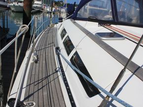 Jeanneau Sun Odyssey 42i  - Side Deck