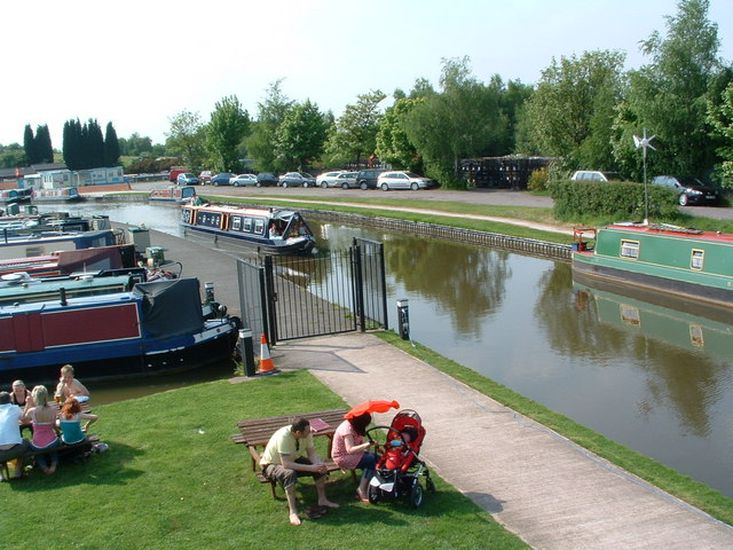 MOORING AVAILABLE ON COVENTRY CANAL