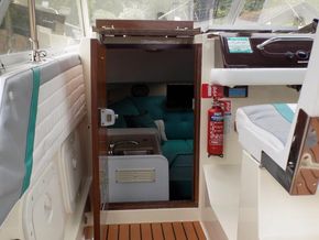 Fairline Carrera 24 Low airdraft. - Companionway