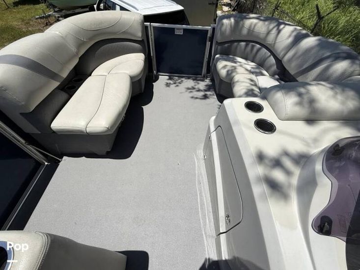 2019 Sylvan mirage 8520