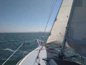 reefed and easily managed in strong breeze