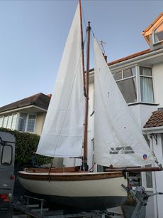 CLASSIC 19 FOOT MAHOGANY SAILING YACHT
