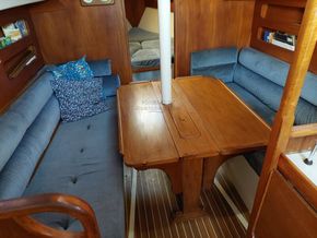 Moody 31 MkII  - Saloon Table