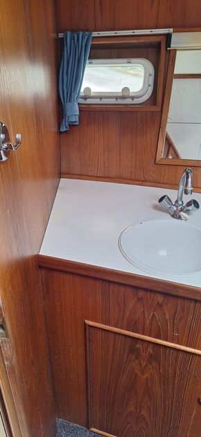 Sink in aft cabin