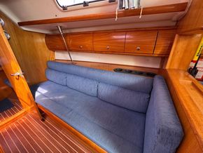 Bavaria 36 Cruiser 3 Cabin version - Saloon