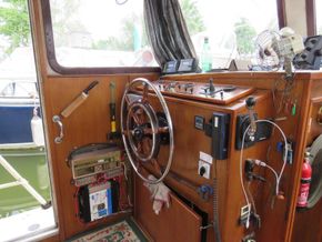 Dutch Luxemotor live aboard river cruiser - Helm