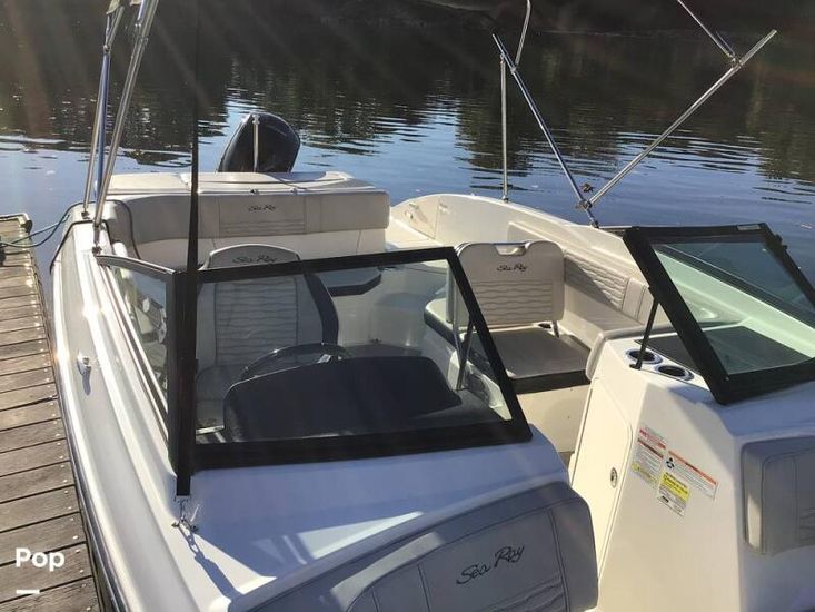 2023 Sea Ray 210 spx