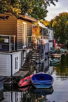 Idyllic Spacious Houseboat &ndash; Swan Island &ndash; Full Residential Mooring