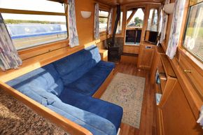 Saloon forward