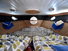 Motor Cruiser 40ft with London Mooring - Forward Cabin
