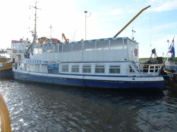Passenger-Party-Diner-Boat