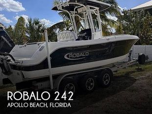 2019 Robalo R242 Explorer