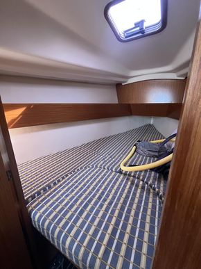 V berth