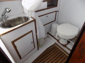 Cobra 33 AFT CABIN! - Heads
