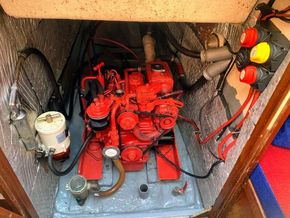 Cobra 750 Bilge keels - Engine