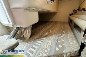 Rinker-Fiesta-Vee-250-afr-berth