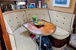 galley fits 5/6 around reversable table