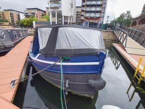 Wide Beam 66ft with London mooring  - Bow